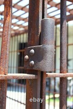 Prison Antique Cellule Par Pauly Prison Building Company Dans Rusted Lourd Gauge Steel